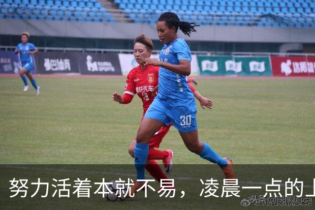 努力活着本就不易，凌晨一点的上海路边摊，遇到拾荒大爷空桌前吃剩饭，小伙果断买了一份加料炒面请他吃顿饭