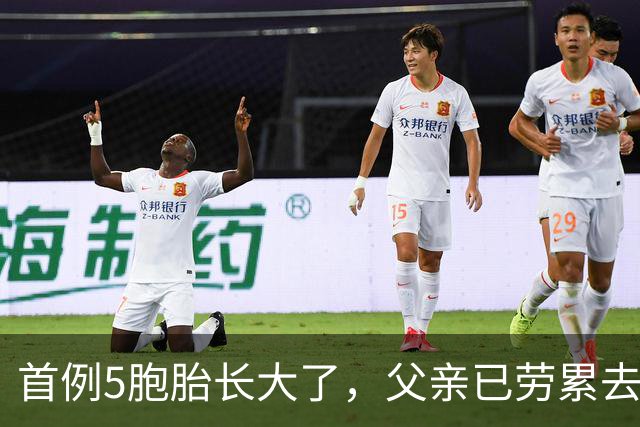 首例5胞胎长大了，父亲已劳累去世，母亲直言:如能重来一个也不要